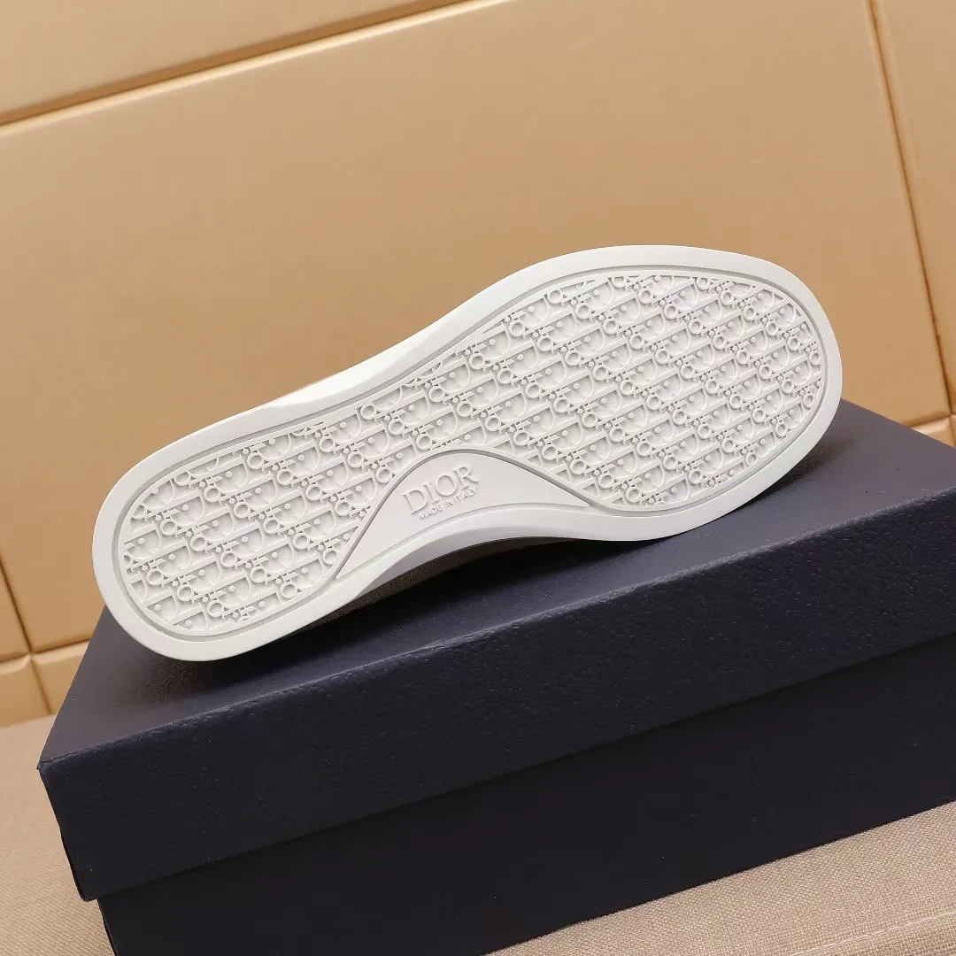Men's Men's Shoes 💰400 [New Style] 🏍️🏍️Dior - This Dior Granville loafer is a casual dress shoe. Crafted from luxuriously soft beige suede, it features a beige Oblique print panel on the upper. The lightweight cream-white rubber sole is more sophisticated. The Dior Oblique pattern is engraved on the outsole to enhance the style, and the Dior logo is engraved on the back side. Adds elegance to any casual look.